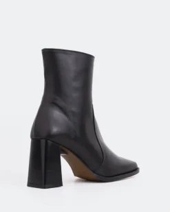 Women L'INTERVALLE Chard Black Leather